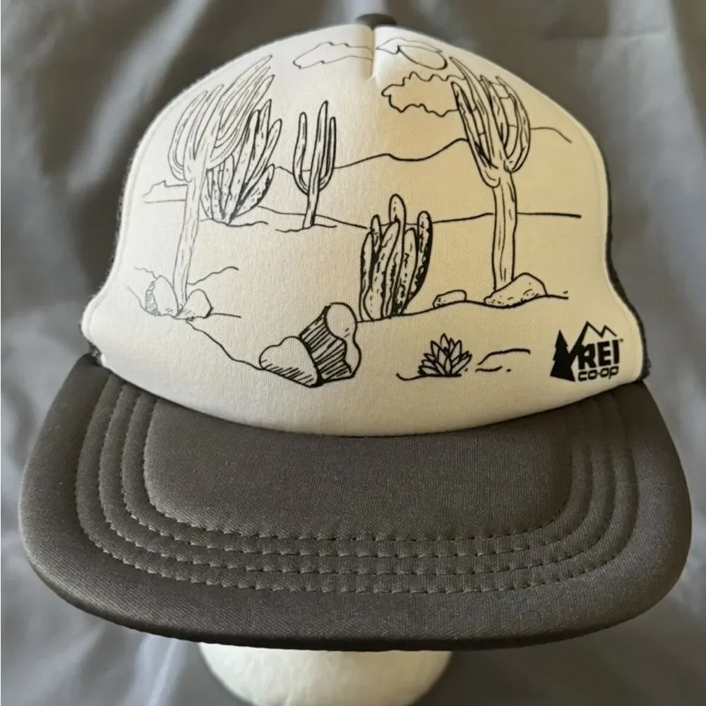 LIKE NEW UNISEX REI CO OP TRUCKER HAT